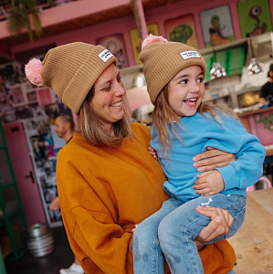 Шапка вязаная с помпоном Hello Hossy "Color Block Macaroon", имбирная